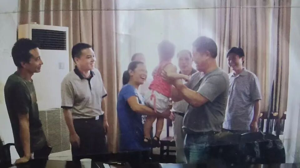 女生2岁时不慎落水差点没命，16年后考入北大，给救命恩人报信：余伯伯，我到北大了！