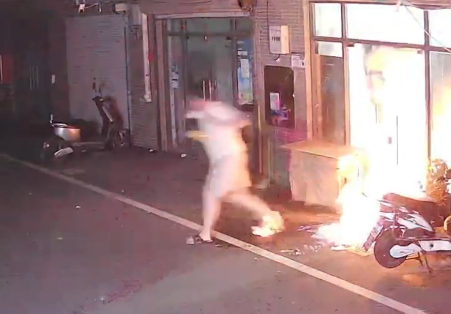 浪漫梦碎!上海男子自制“永生花”,一番操作,店烧了,人被拘了…… 浪漫梦碎!上海男子自制“永生花”,一番操作,店烧了,人被拘了……