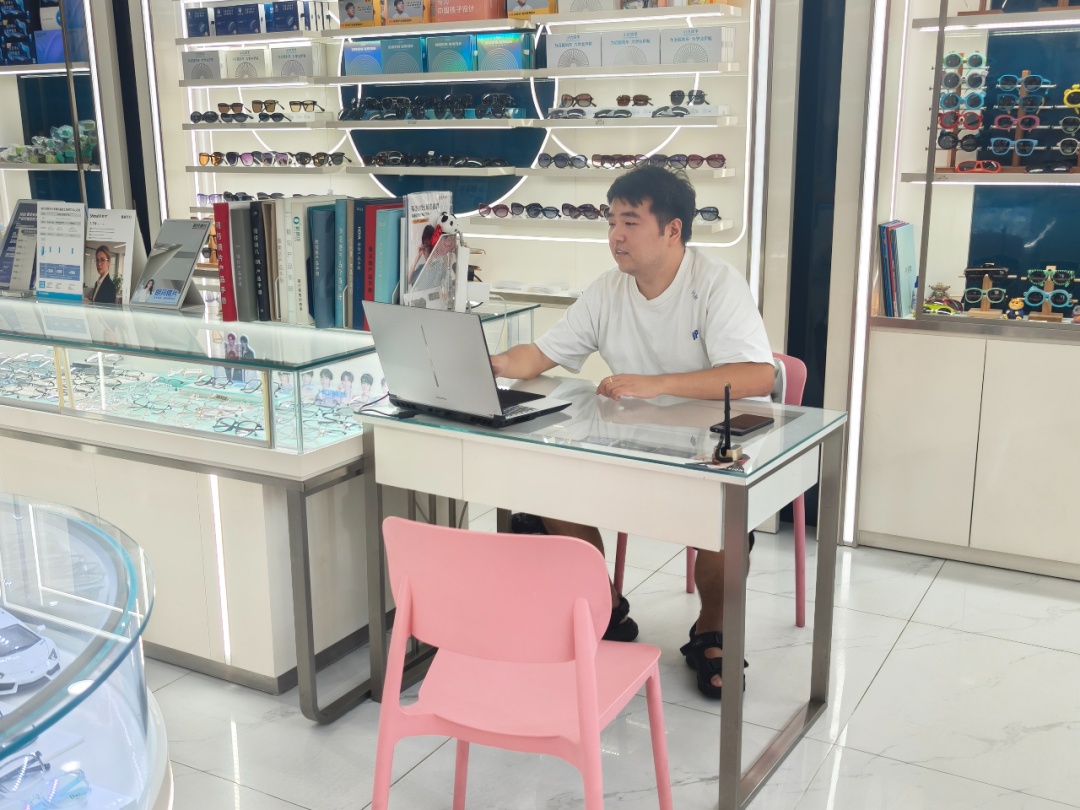 成都眼镜店老板,造了一座“天宫”! 成都眼镜店老板,造了一座“天宫”!