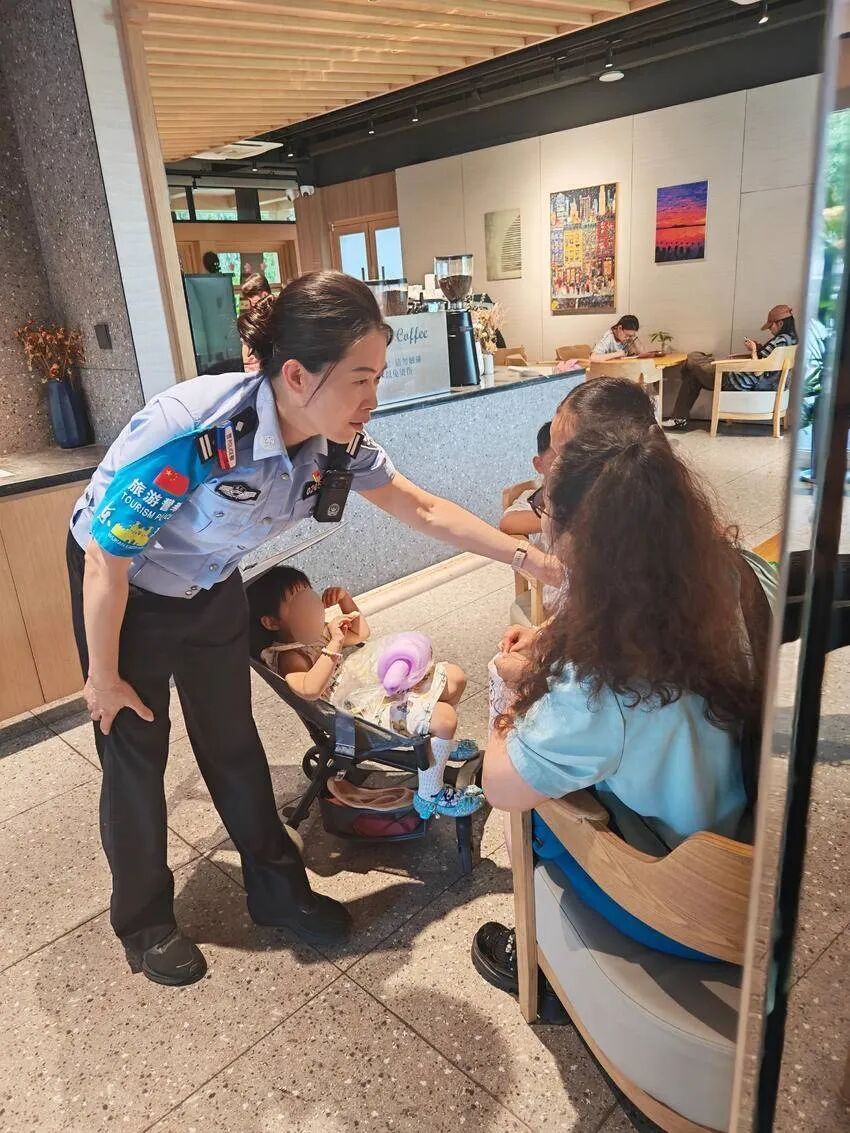 “再迷路就找穿警服阿姨,这里最安全!” “再迷路就找穿警服阿姨,这里最安全!”