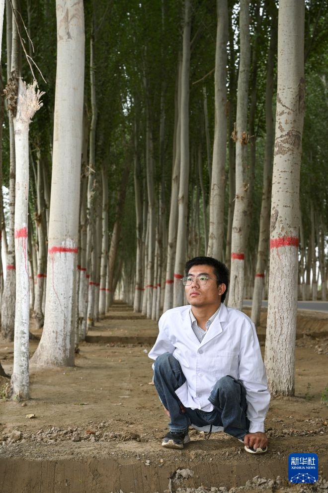 图片故事丨“蹲行医生”李创业：撑着双手，护一方村民