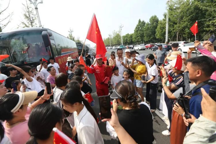 河南周口市民哽咽送行救援人员，上千人自发赶来，牛肉、大鹅、猪蹄、烧鸡塞进车