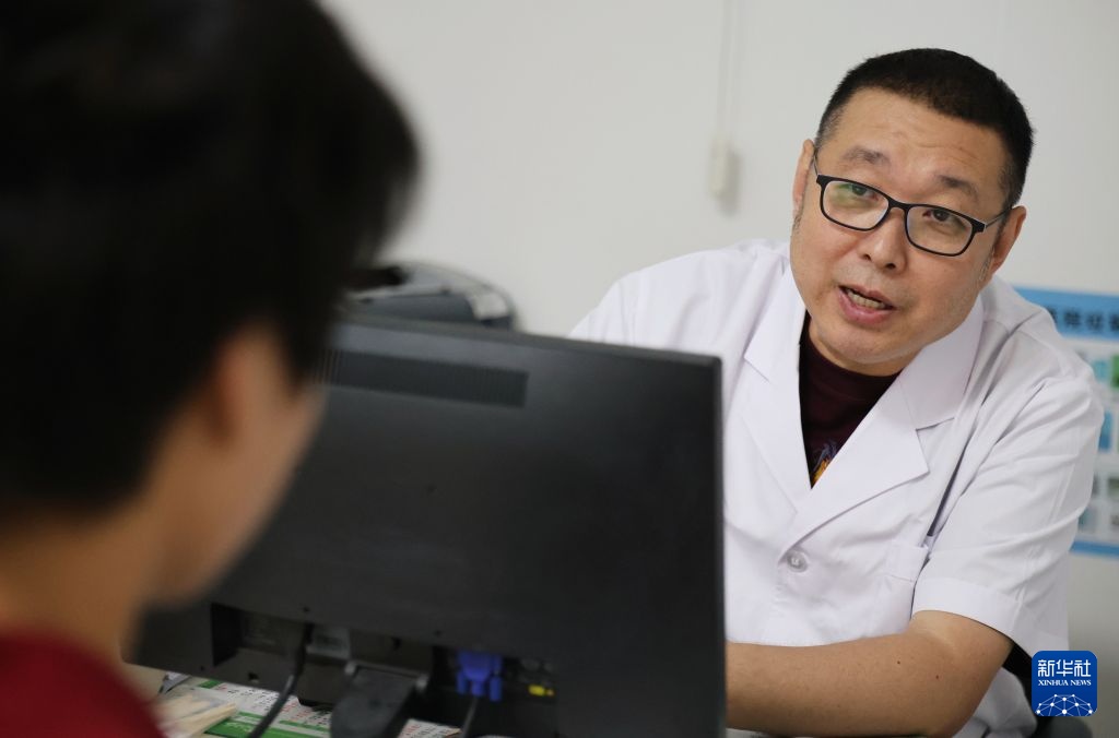 花甲之年坚守急诊一线 花甲之年坚守急诊一线