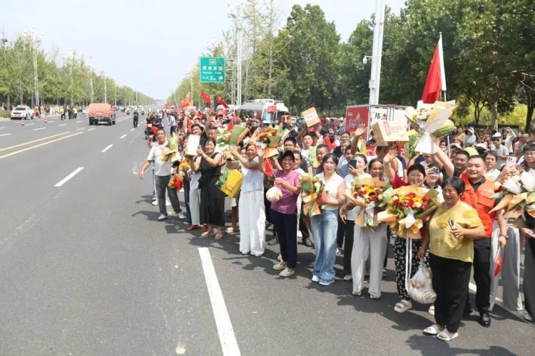 河南周口市民哽咽送行救援人员，上千人自发赶来，牛肉、大鹅、猪蹄、烧鸡塞进车