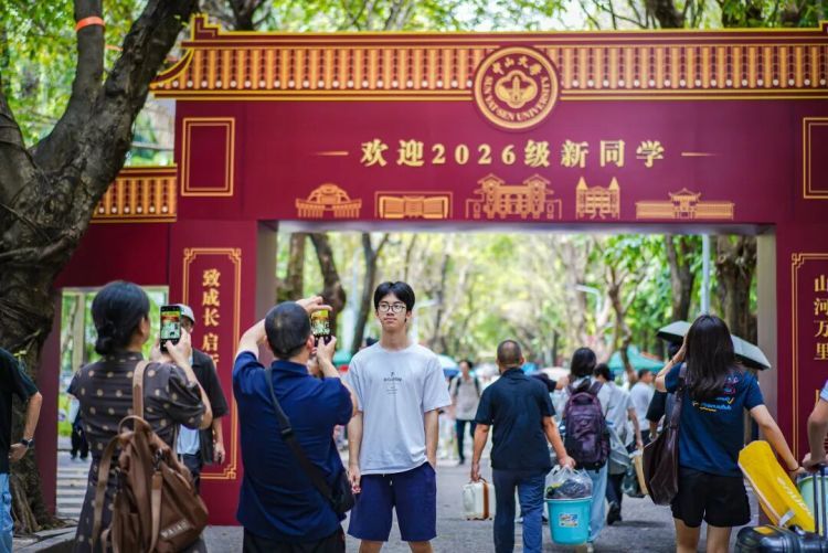 周熠（高考总计638分）考入中山大学！报到当天，校领导为他安排会诊