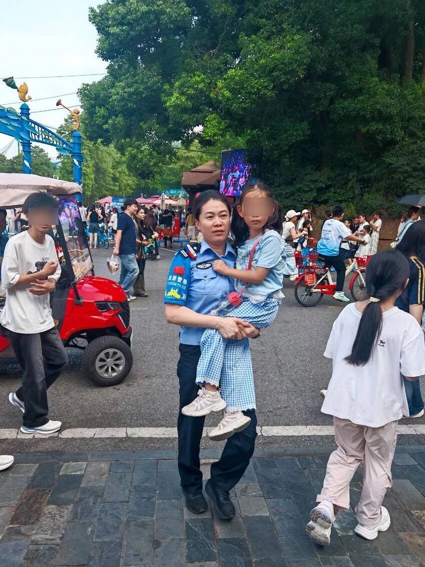 “再迷路就找穿警服阿姨,这里最安全!” “再迷路就找穿警服阿姨,这里最安全!”