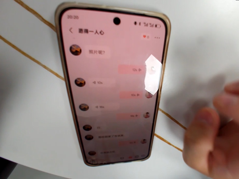 七旬阿婆往草莓熊的肚肚里藏进80克黄金！竟是为了……