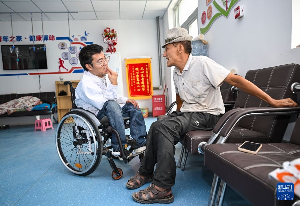 图片故事丨“蹲行医生”李创业：撑着双手，护一方村民