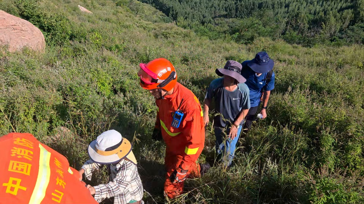 山东滨州:祖孙三人登山迷路被困 消防紧急搜救安全脱险 山东滨州:祖孙三人登山迷路被困 消防紧急搜救安全脱险