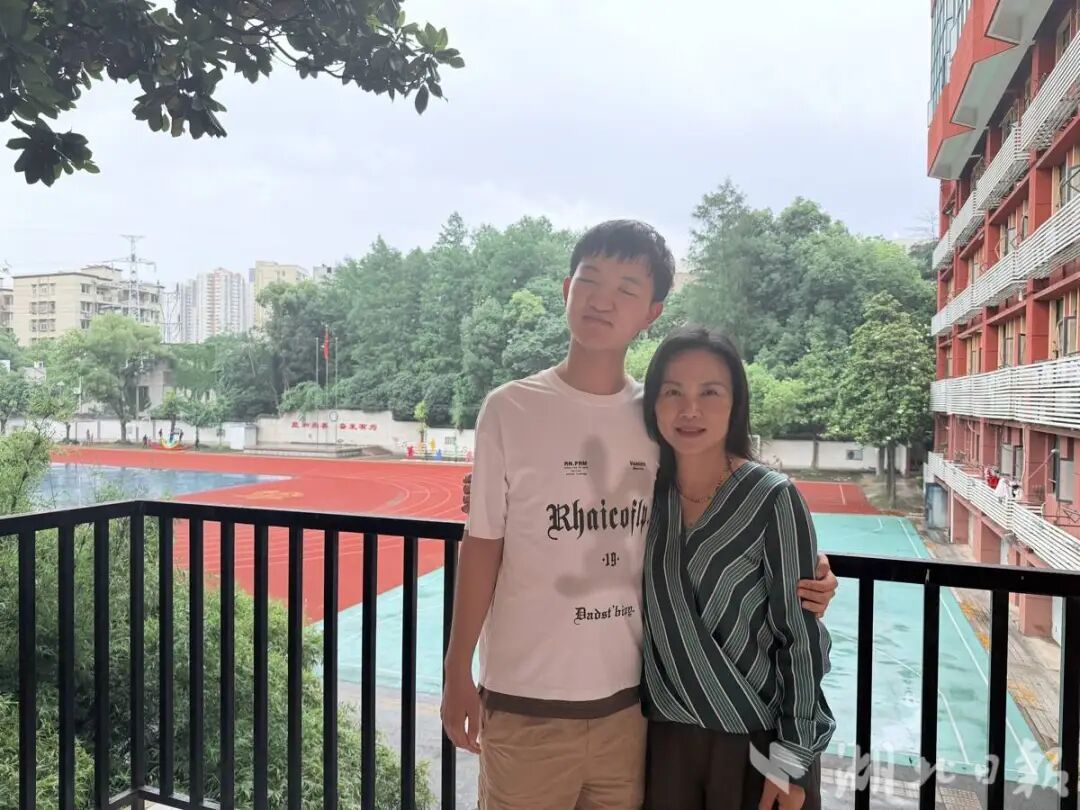高考721分！郭斌（6岁永久失明）被录取后，向他当面道谢