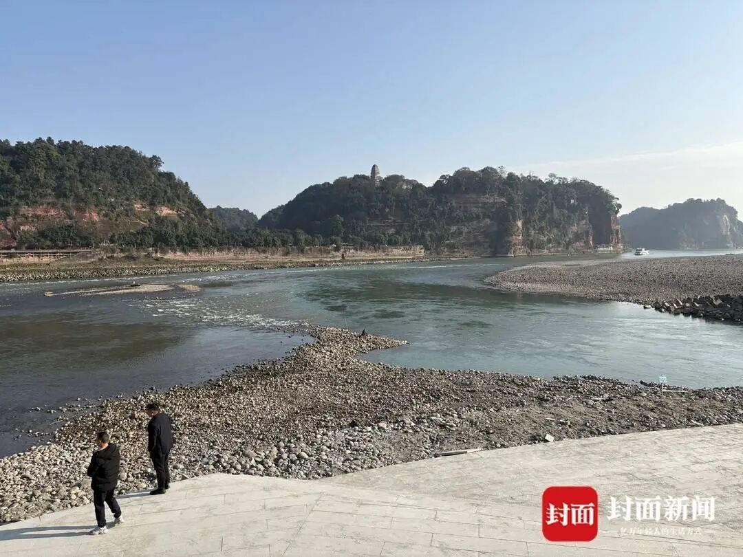 在乐山大佛面前漂流自拍?景区管委会:当场劝离,已批评教育 在乐山大佛面前漂流自拍?景区管委会:当场劝离,已批评教育