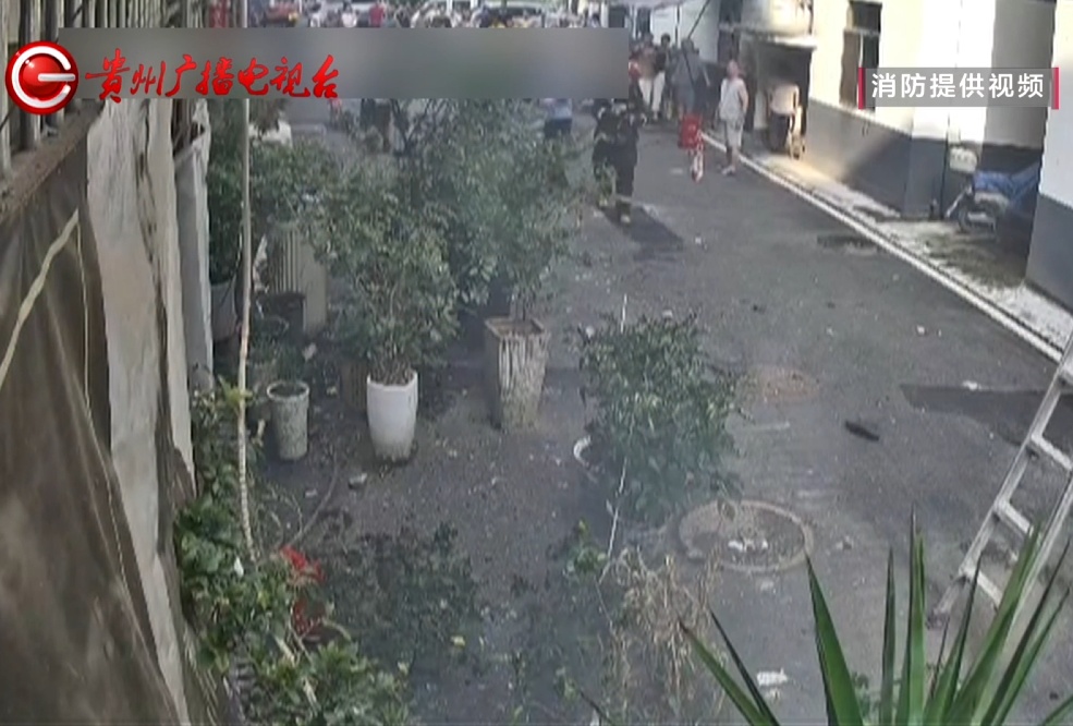 休假中偶遇突发火灾,屋内孩子惊恐哭喊!这位贵州籍武警破拆防盗窗救出4名孩童 休假中偶遇突发火灾,屋内孩子惊恐哭喊!这位贵州籍武警破拆防盗窗救出4名孩童