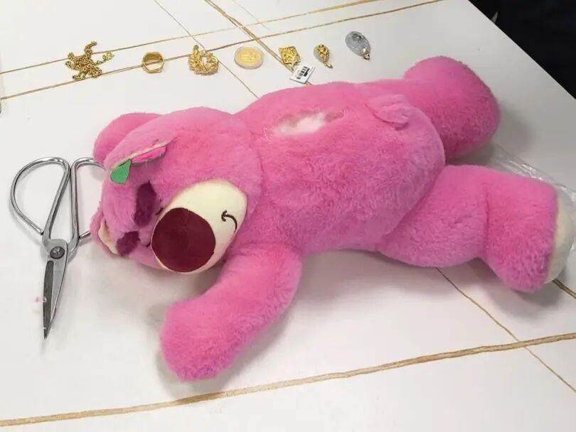 七旬阿婆往草莓熊的肚肚里藏进80克黄金！竟是为了……