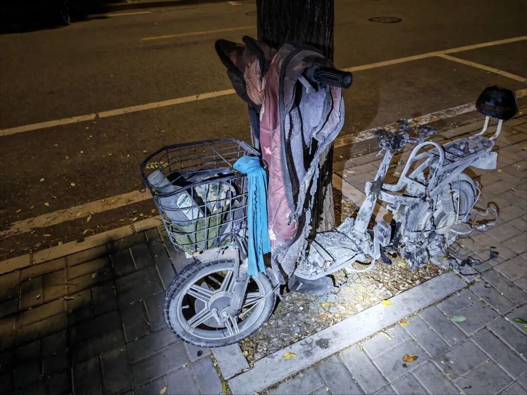 两起电动自行车起火 社区微型消防站及时处置 两起电动自行车起火 社区微型消防站及时处置