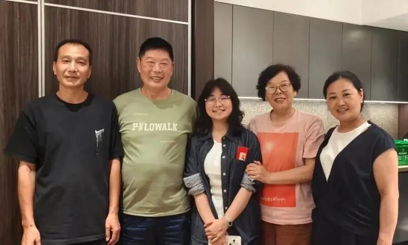 女生2岁时不慎落水差点没命，16年后考入北大，给救命恩人报信：余伯伯，我到北大了！