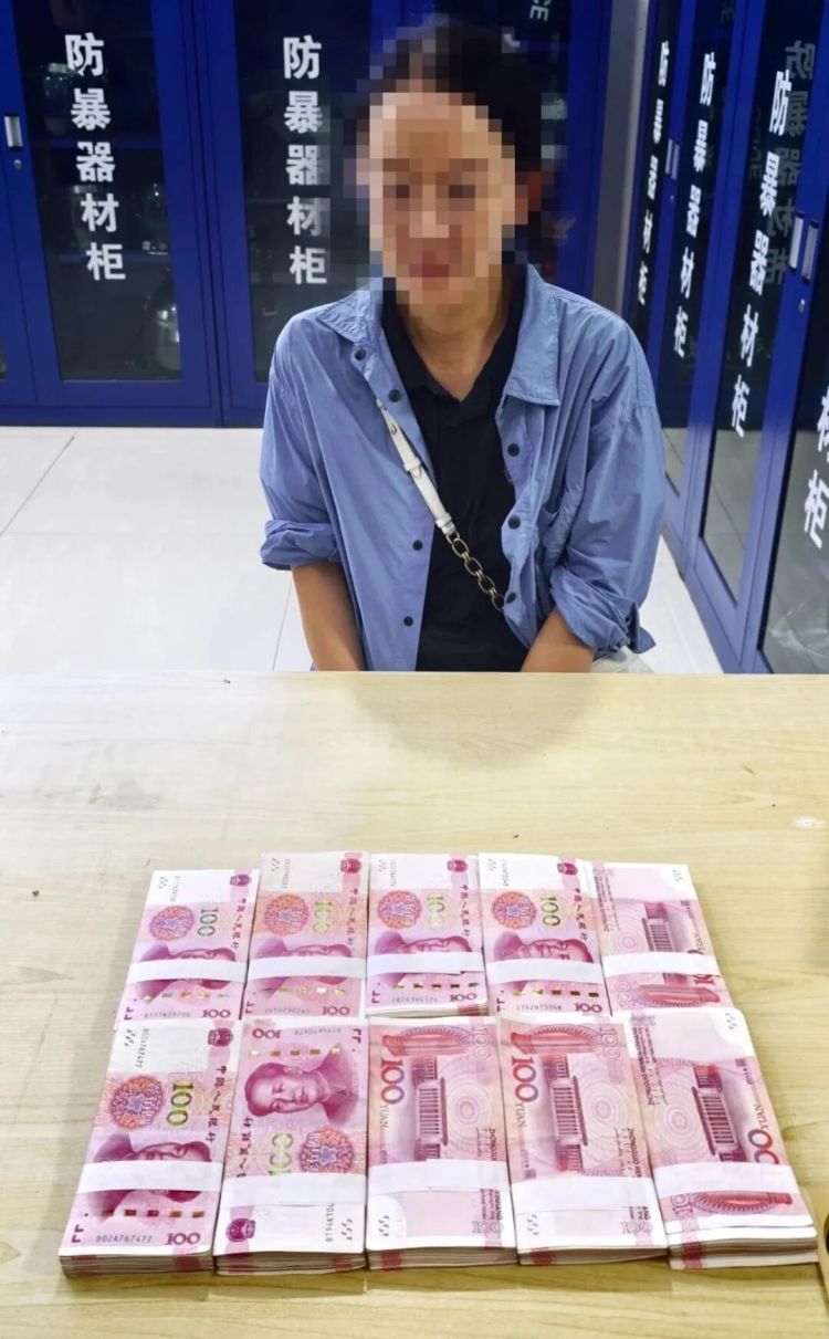 “你跑得掉?”民警冲进荷塘“揪”出嫌疑人,14万元保住了! “你跑得掉?”民警冲进荷塘“揪”出嫌疑人,14万元保住了!