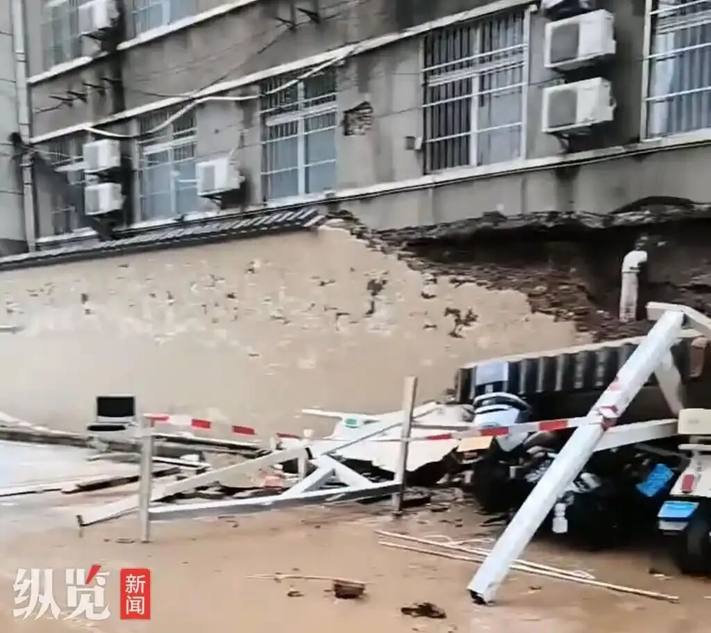 西安一小区围墙坍塌压坏多辆电动车,物业:系雨水浸泡所致,已开展清理,赔偿方案待定 西安一小区围墙坍塌压坏多辆电动车,物业:系雨水浸泡所致,已开展清理,赔偿方案待定