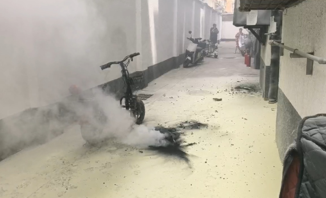 可能爆炸!电动自行车电池出现这5个征兆,立即停用! 可能爆炸!电动自行车电池出现这5个征兆,立即停用!