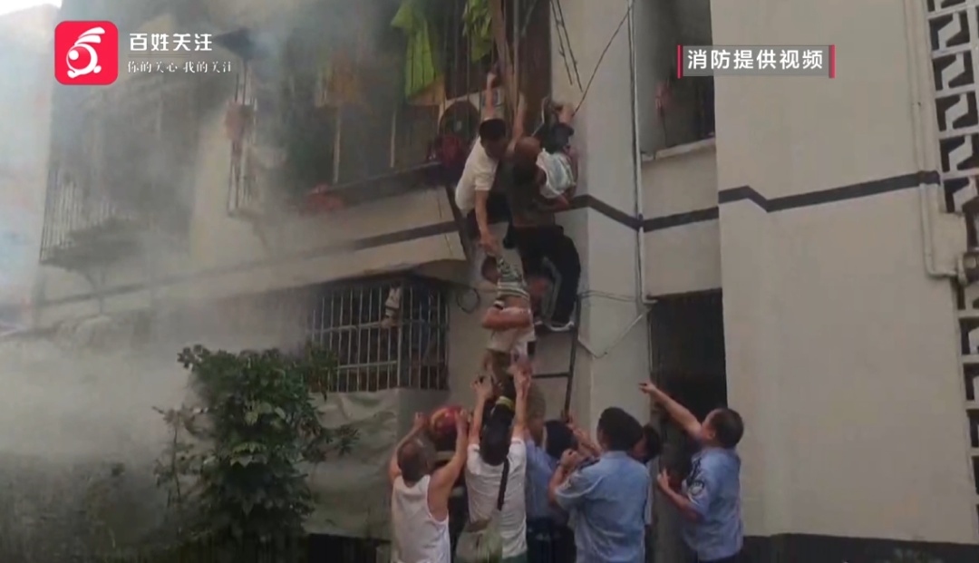 休假中偶遇突发火灾,屋内孩子惊恐哭喊!这位贵州籍武警破拆防盗窗救出4名孩童 休假中偶遇突发火灾,屋内孩子惊恐哭喊!这位贵州籍武警破拆防盗窗救出4名孩童