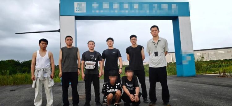 “你跑得掉?”民警冲进荷塘“揪”出嫌疑人,14万元保住了! “你跑得掉?”民警冲进荷塘“揪”出嫌疑人,14万元保住了!