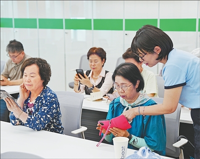 一些国家探索加强适老化数字服务(国际视点) 一些国家探索加强适老化数字服务(国际视点)