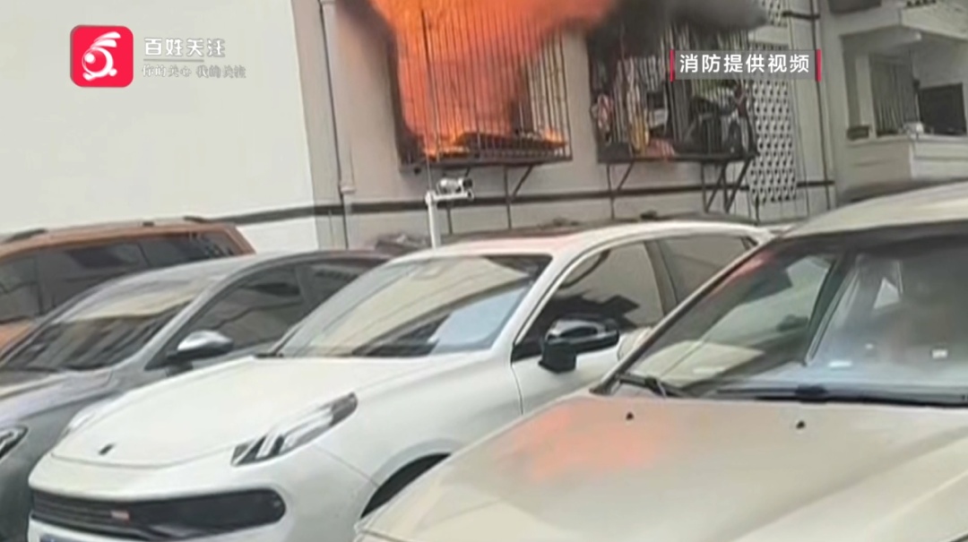 休假中偶遇突发火灾,屋内孩子惊恐哭喊!这位贵州籍武警破拆防盗窗救出4名孩童 休假中偶遇突发火灾,屋内孩子惊恐哭喊!这位贵州籍武警破拆防盗窗救出4名孩童
