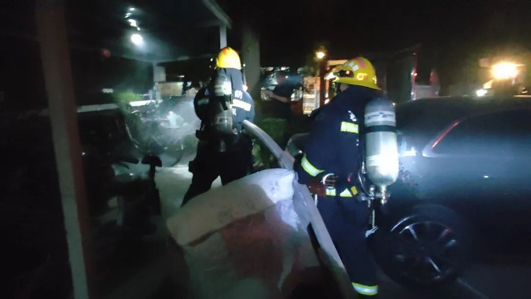 两起电动自行车起火 社区微型消防站及时处置 两起电动自行车起火 社区微型消防站及时处置