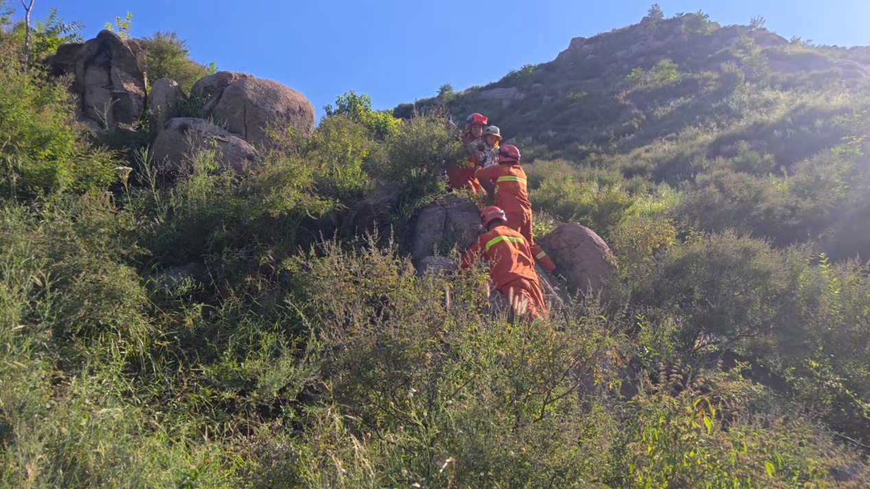 山东滨州:祖孙三人登山迷路被困 消防紧急搜救安全脱险 山东滨州:祖孙三人登山迷路被困 消防紧急搜救安全脱险