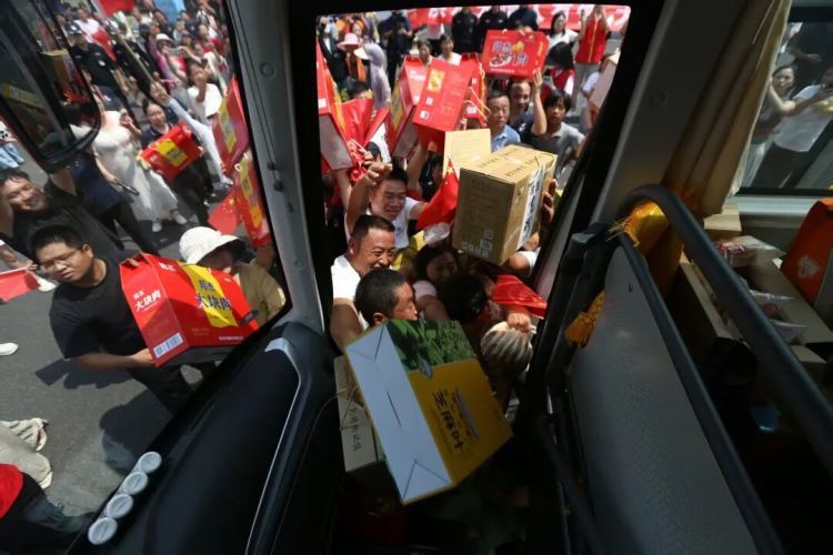河南周口市民哽咽送行救援人员，上千人自发赶来，牛肉、大鹅、猪蹄、烧鸡塞进车