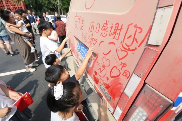 河南周口市民哽咽送行救援人员，上千人自发赶来，牛肉、大鹅、猪蹄、烧鸡塞进车