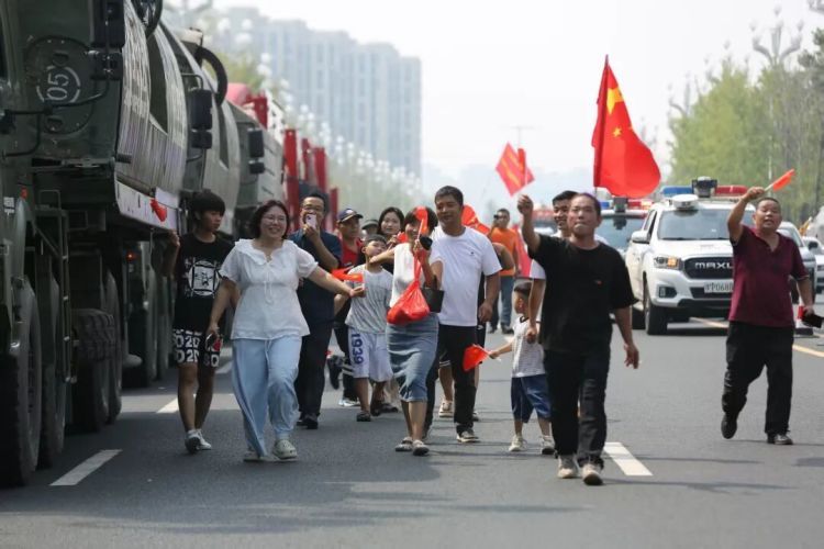 河南周口市民哽咽送行救援人员，上千人自发赶来，牛肉、大鹅、猪蹄、烧鸡塞进车