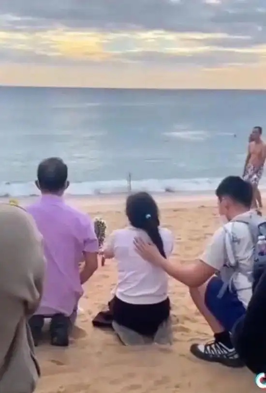 27岁中国小伙越南见女友家长被海浪卷走失联已13天，父亲：已自费雇佣船只扩大远海搜救范围，最迟将于9月初回国，女友一直陪伴家属在寻找