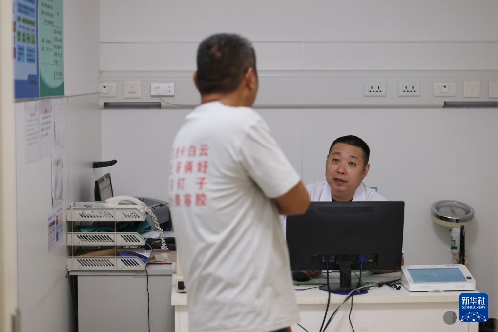 花甲之年坚守急诊一线 花甲之年坚守急诊一线
