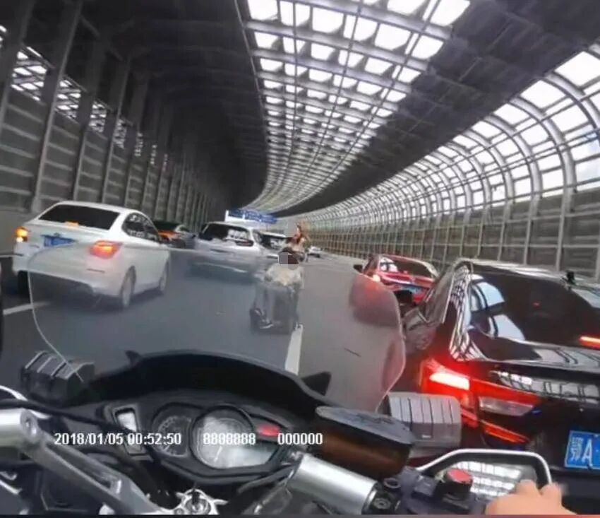 “老师傅,不能这样走啊!” “老师傅,不能这样走啊!”