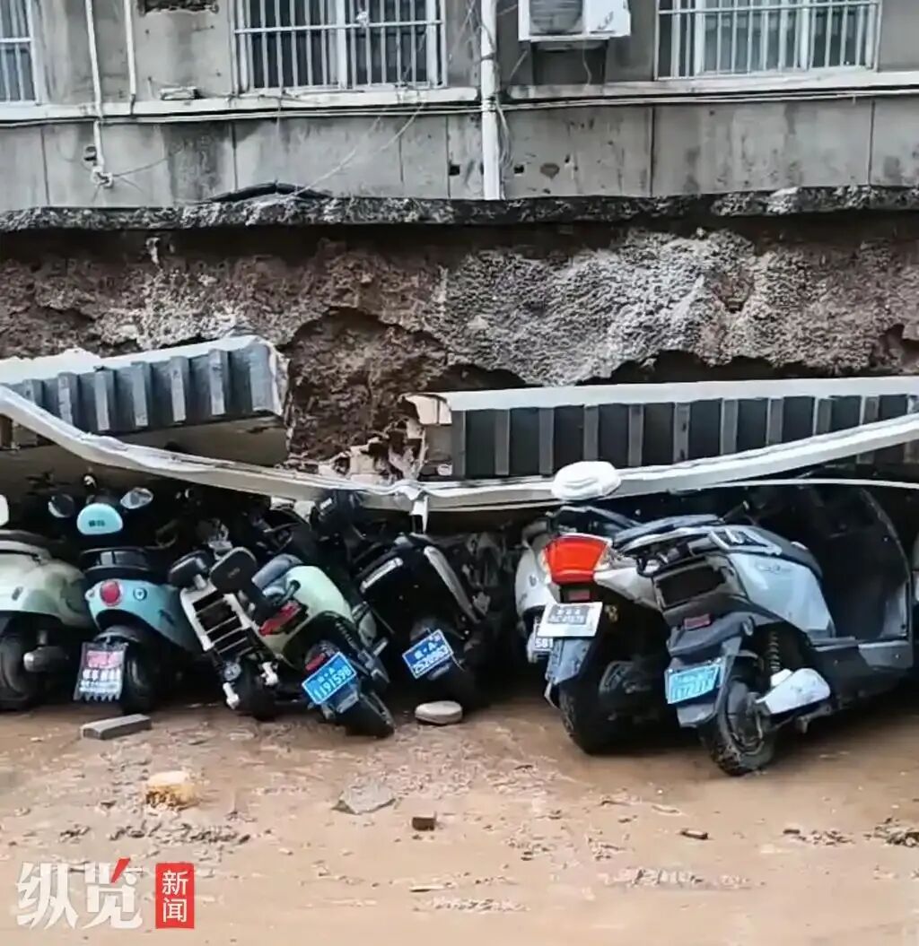 西安一小区围墙坍塌压坏多辆电动车,物业:系雨水浸泡所致,已开展清理,赔偿方案待定 西安一小区围墙坍塌压坏多辆电动车,物业:系雨水浸泡所致,已开展清理,赔偿方案待定