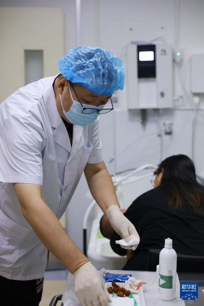 花甲之年坚守急诊一线 花甲之年坚守急诊一线