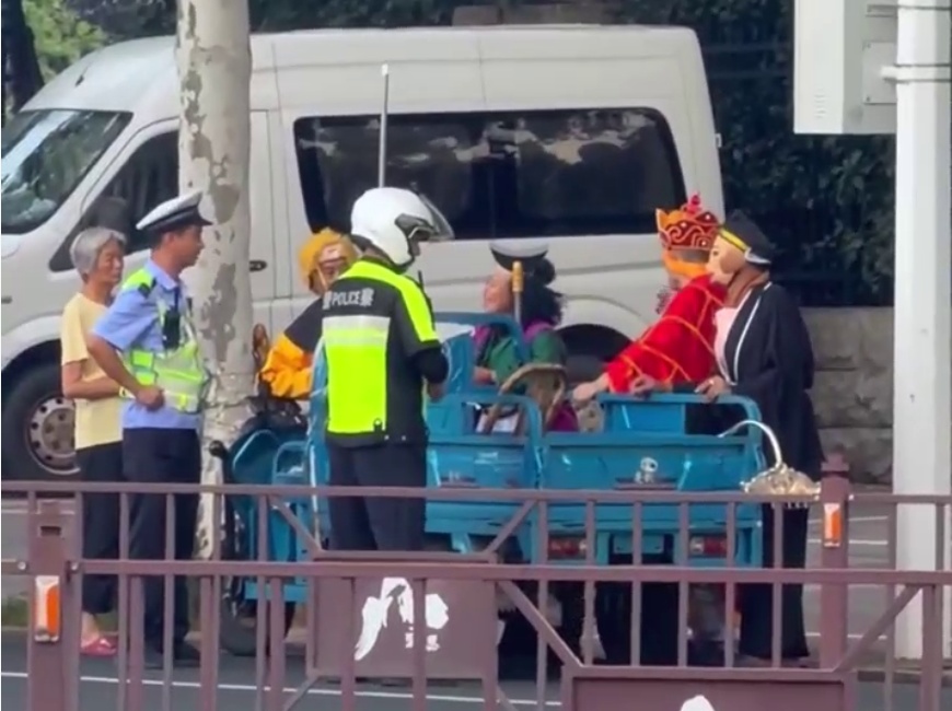 浙江一街头撞见西游师徒四人骑“铁马”上路,交警依法对其进行处罚 浙江一街头撞见西游师徒四人骑“铁马”上路,交警依法对其进行处罚