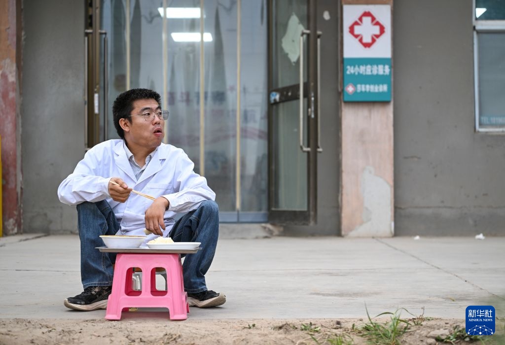 图片故事丨“蹲行医生”李创业：撑着双手，护一方村民