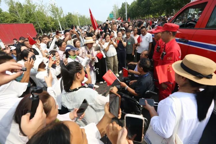 河南周口市民哽咽送行救援人员，上千人自发赶来，牛肉、大鹅、猪蹄、烧鸡塞进车