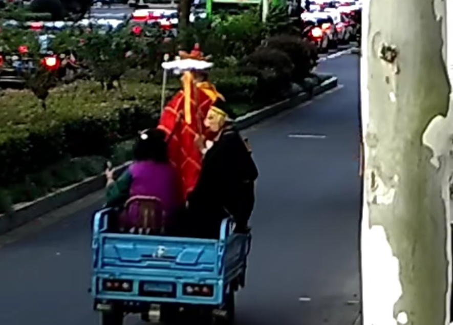 浙江一街头撞见西游师徒四人骑“铁马”上路,交警依法对其进行处罚 浙江一街头撞见西游师徒四人骑“铁马”上路,交警依法对其进行处罚