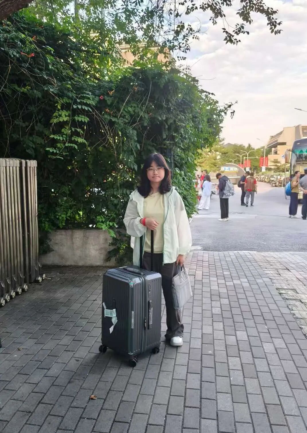女生2岁时不慎落水差点没命，16年后考入北大，给救命恩人报信：余伯伯，我到北大了！