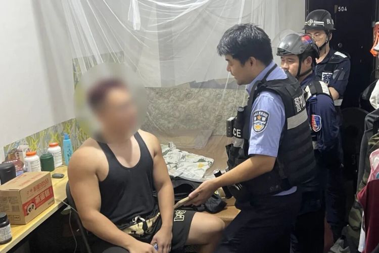 男子将街巷当“射击场”用弹弓泄愤,警方:刑拘! 男子将街巷当“射击场”用弹弓泄愤,警方:刑拘!
