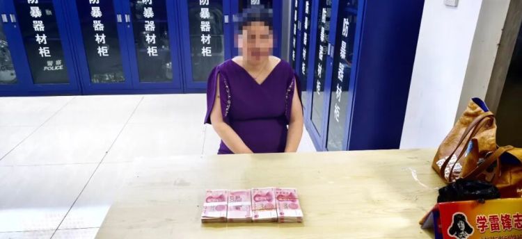 “你跑得掉?”民警冲进荷塘“揪”出嫌疑人,14万元保住了! “你跑得掉?”民警冲进荷塘“揪”出嫌疑人,14万元保住了!