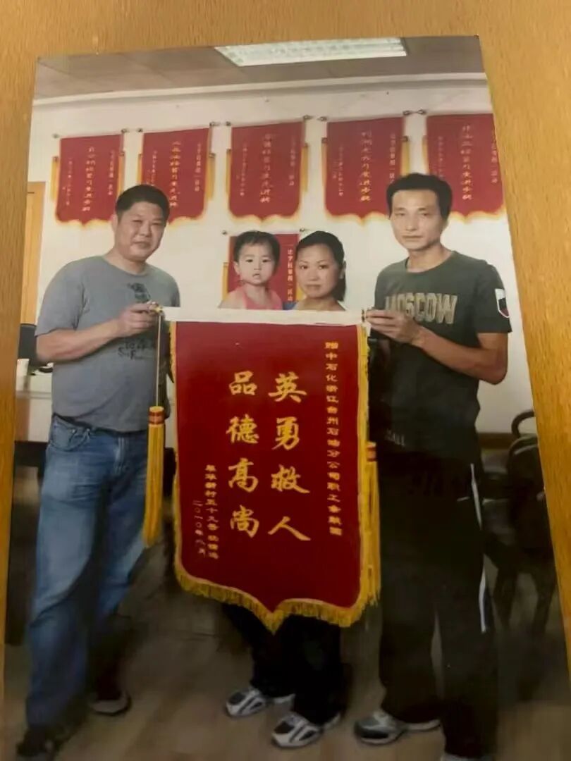 女生2岁时不慎落水差点没命，16年后考入北大，给救命恩人报信：余伯伯，我到北大了！