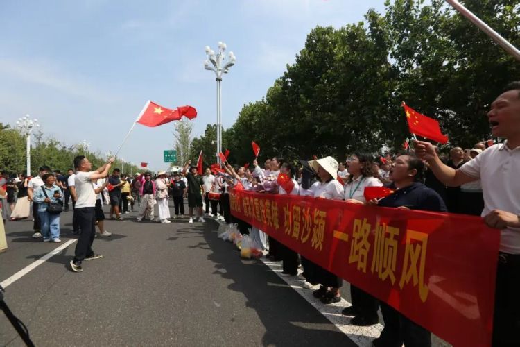 河南周口市民哽咽送行救援人员，上千人自发赶来，牛肉、大鹅、猪蹄、烧鸡塞进车