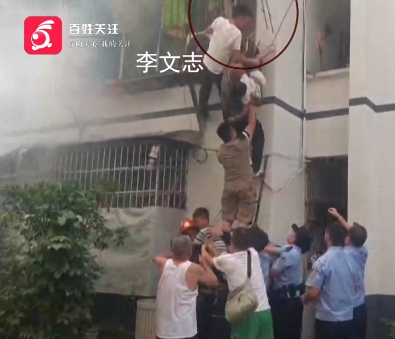 休假中偶遇突发火灾,屋内孩子惊恐哭喊!这位贵州籍武警破拆防盗窗救出4名孩童 休假中偶遇突发火灾,屋内孩子惊恐哭喊!这位贵州籍武警破拆防盗窗救出4名孩童