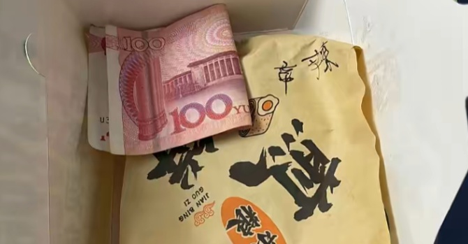 外卖订单备注“孩子化疗煎饼一半不辣一半微辣”，店主悄悄在餐盒里塞了100元