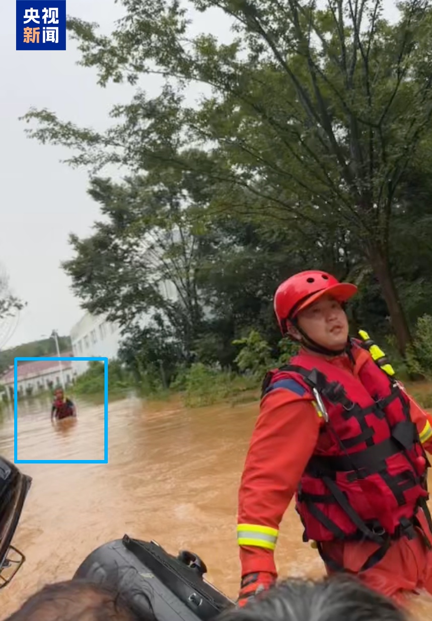 “他独自站在洪水中,让我们先走,我眼泪就下来了” “他独自站在洪水中,让我们先走,我眼泪就下来了”