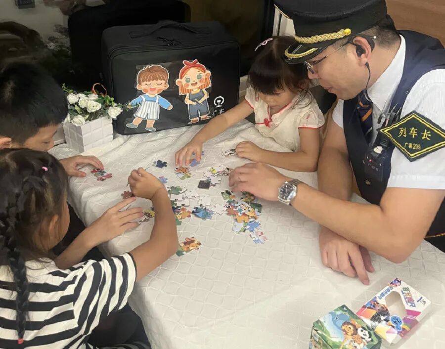 女子1人带5娃坐高铁求助,列车长变“临时家长”看护 女子1人带5娃坐高铁求助,列车长变“临时家长”看护