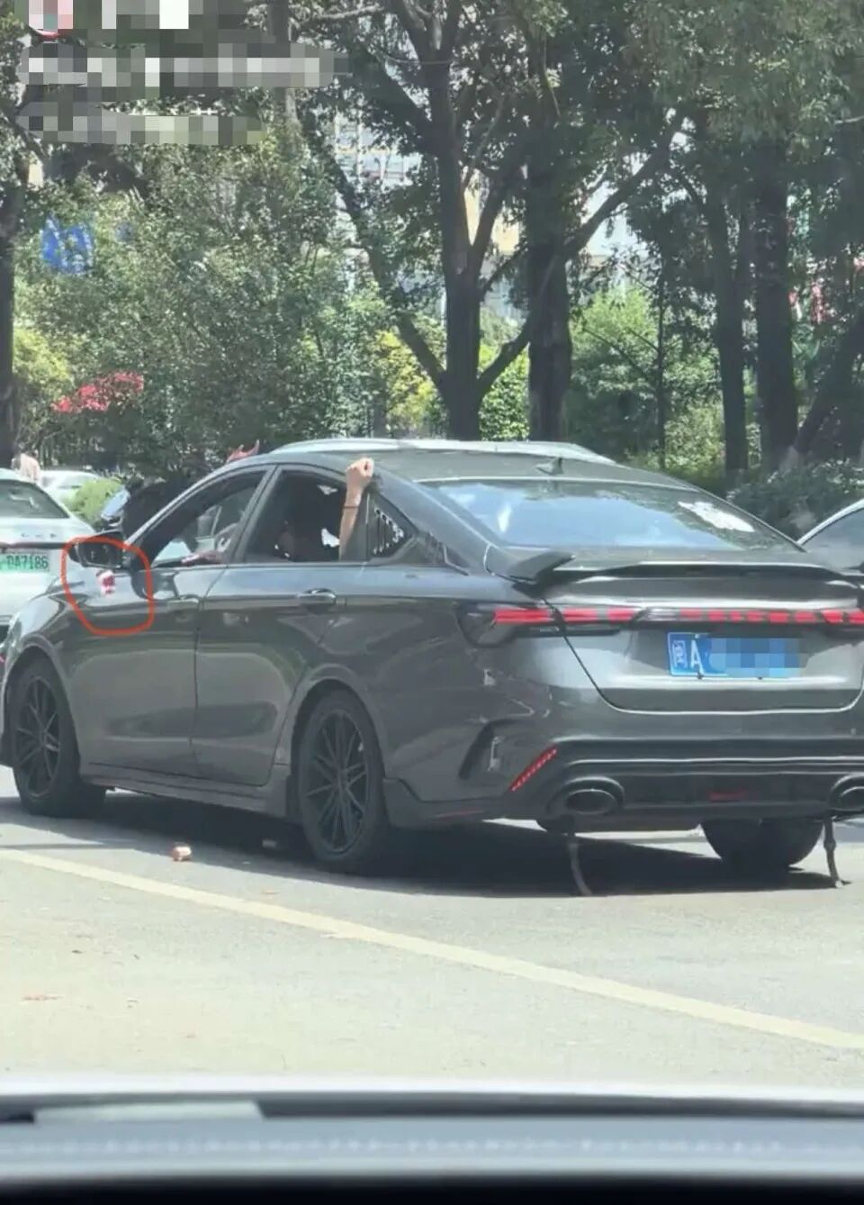 红灯停车还在丢!昆明街头一轿车行驶途中多次抛撒垃圾,交警回应 红灯停车还在丢!昆明街头一轿车行驶途中多次抛撒垃圾,交警回应